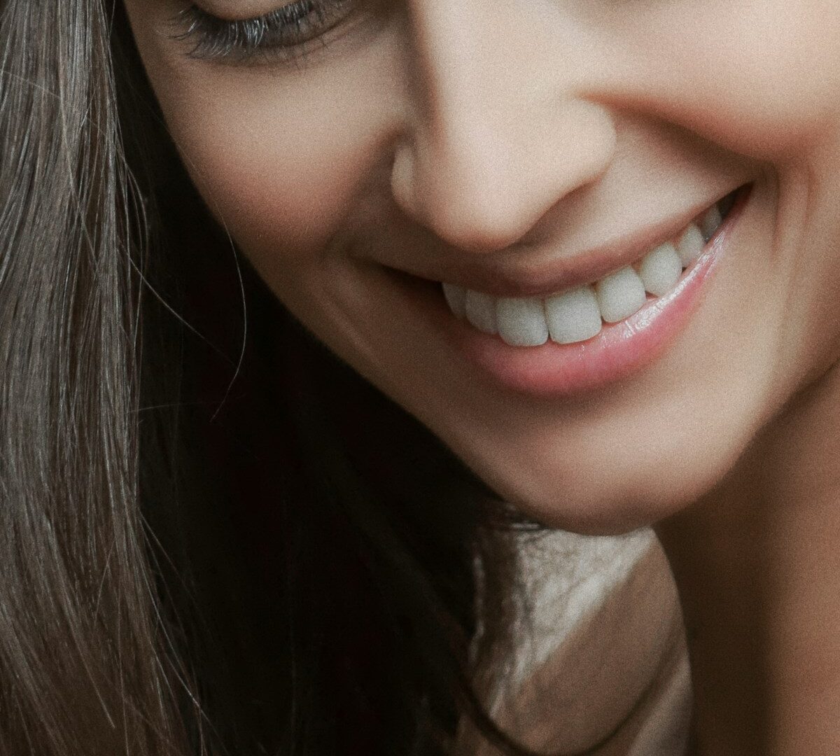 Buzëqeshje pas trajtimit me Invisalign