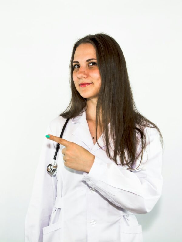 Portret profesional doktoreshe me bluzë mjekësore