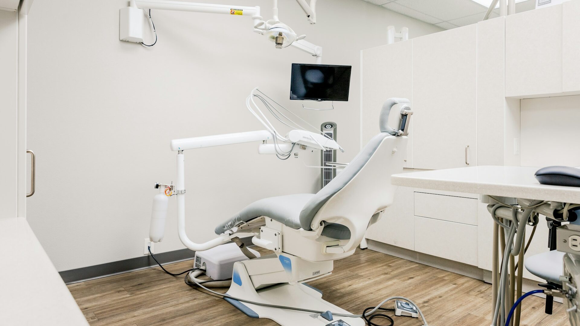 Demiraqi Dental — fasada e klinikës