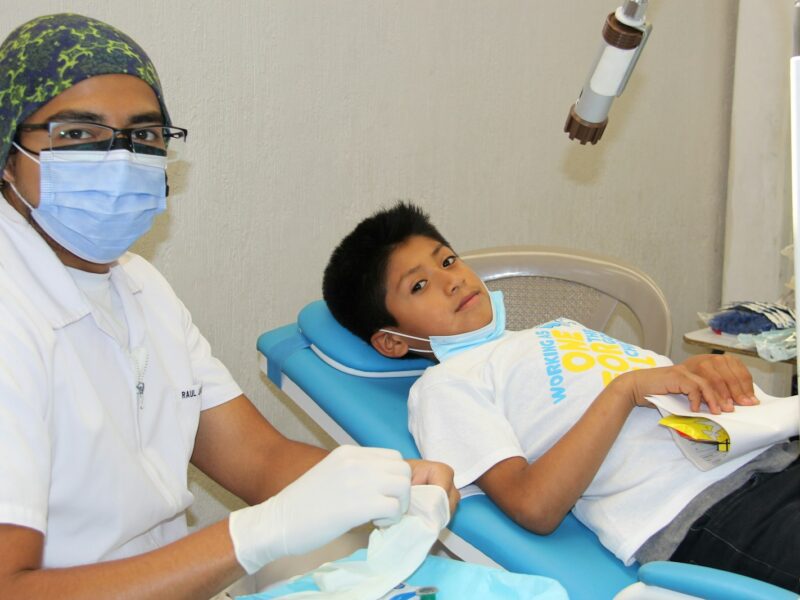 Fëmijë gjatë vizitës te dentisti