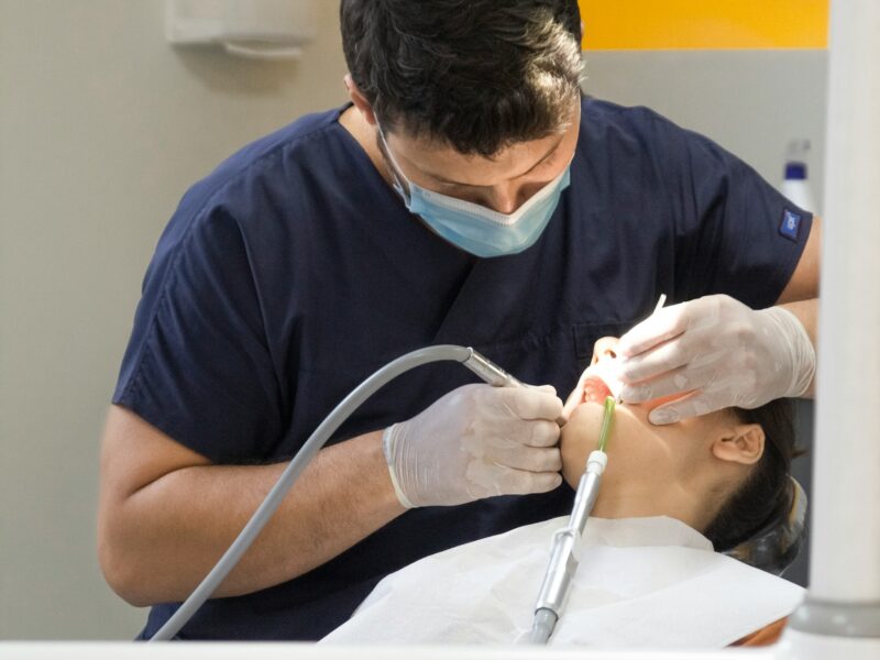 Dentist gjatë trajtimit endodontik