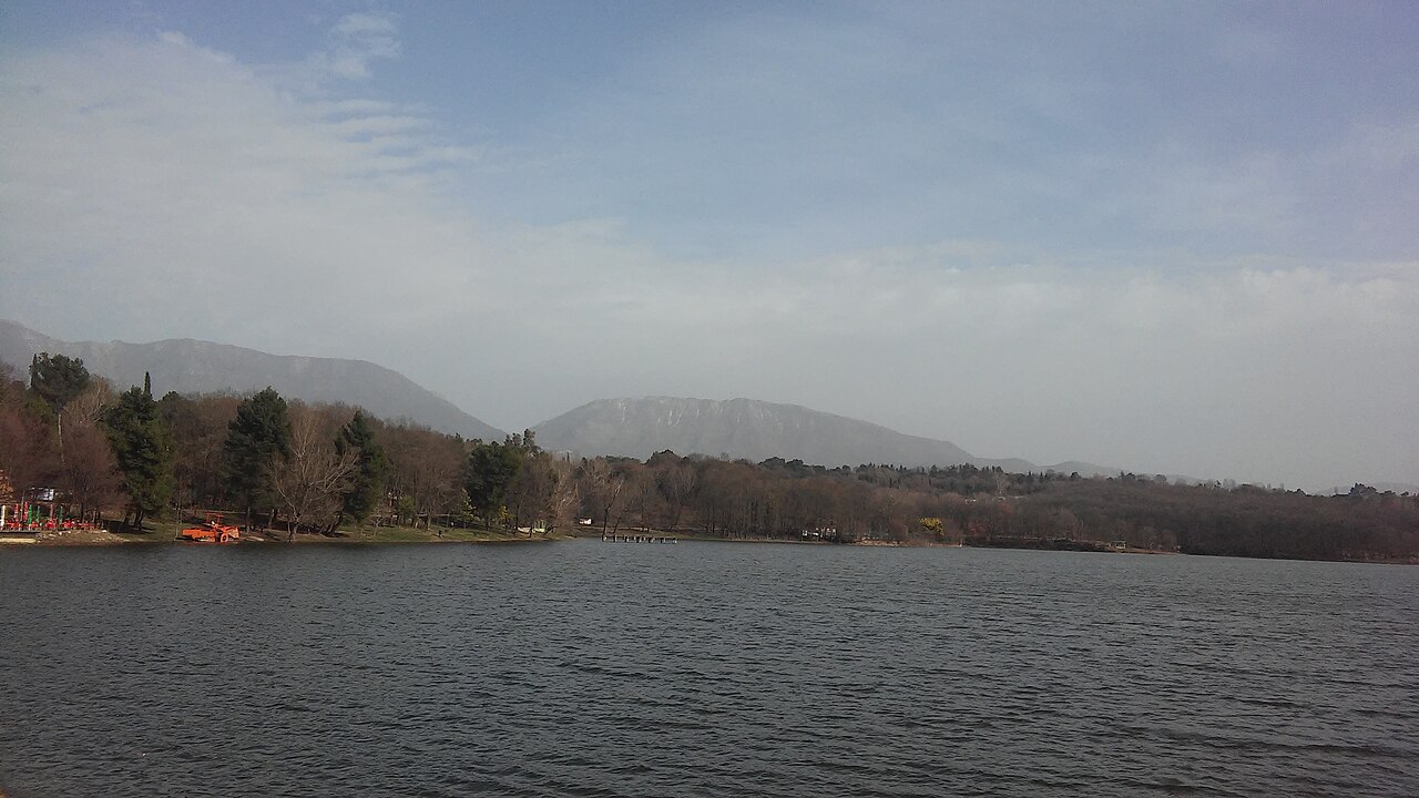 Liqeni i Parkut të Madh, me kodrat pas qytetit.