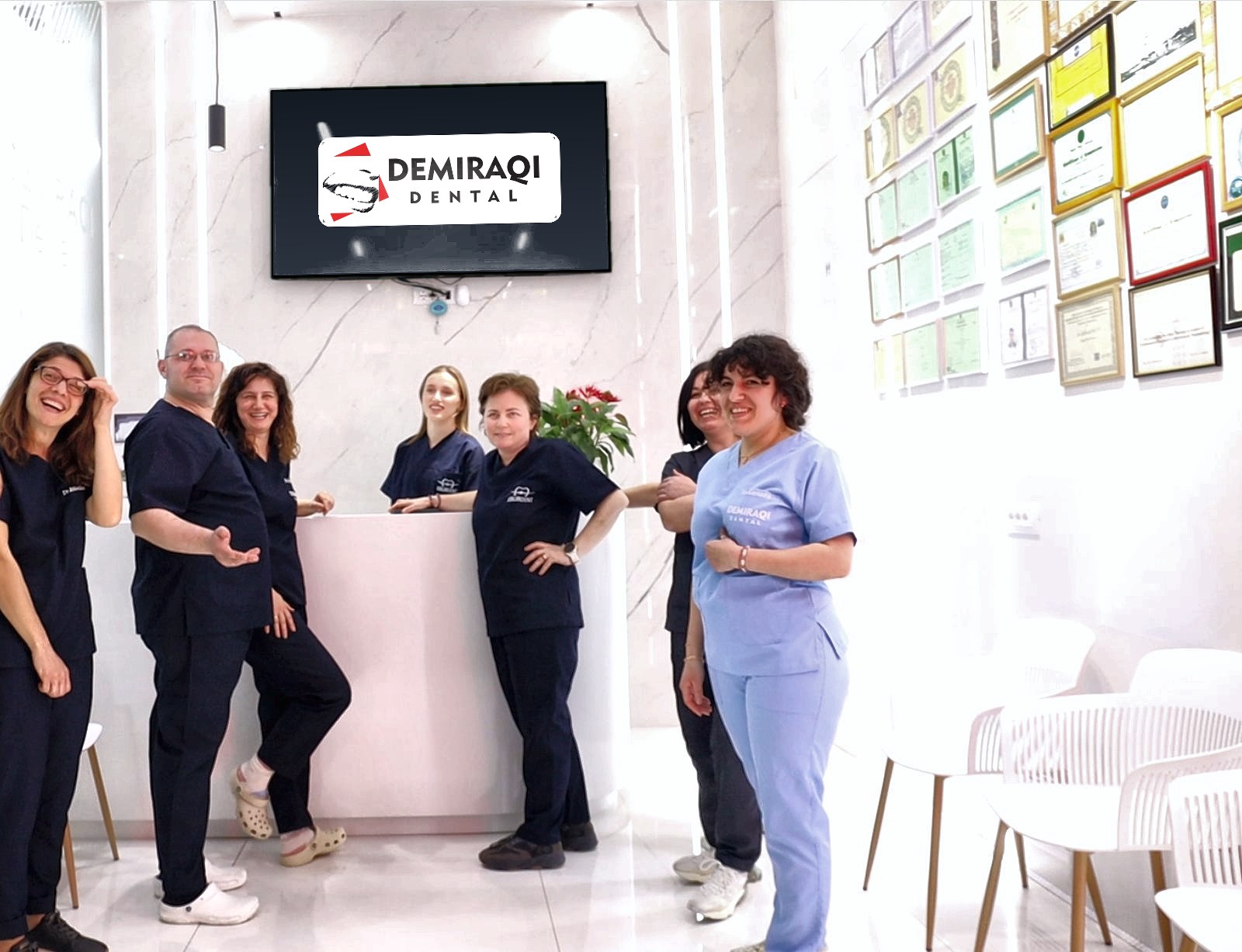 Ekipi i DemiraqiDental në klinikë
