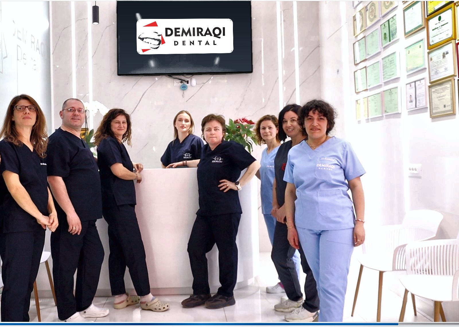 Ekipi i DemiraqiDental në recepsionin e klinikës