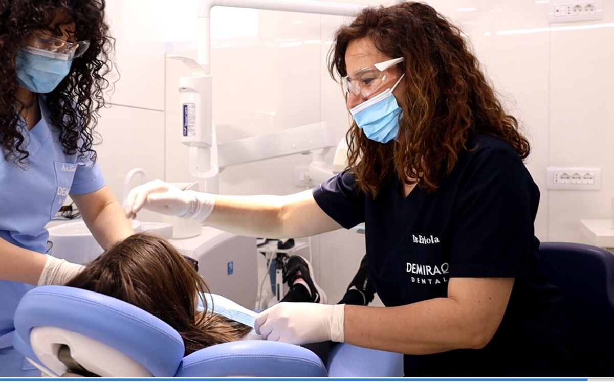 Dr. Eriola dhe asistentja gjatë trajtimit të një pacienteje në DemiraqiDental